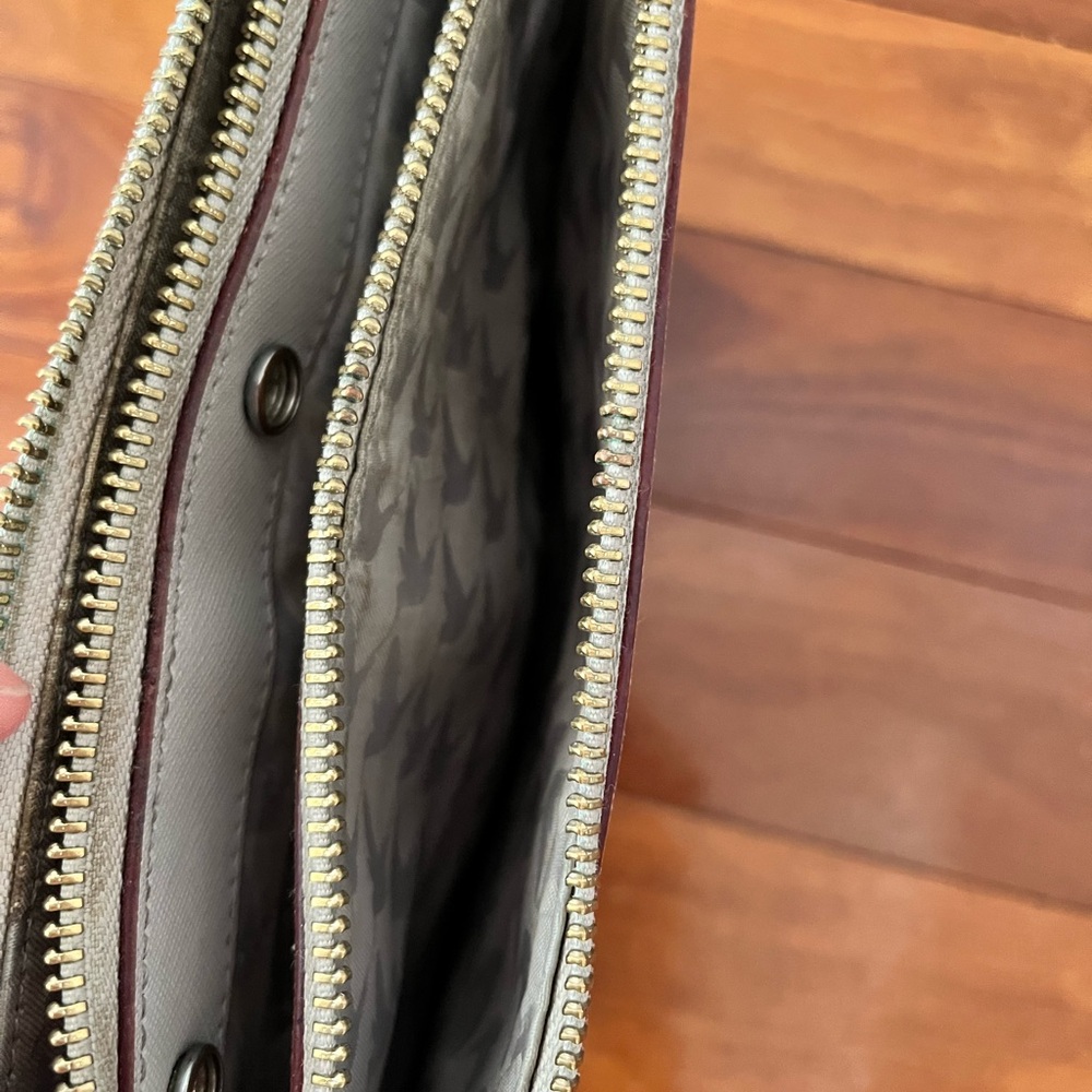 Lo & Sons Pearl crossbody in light grey *SMALL TEAR IN BAG* - Picture 7 of 10